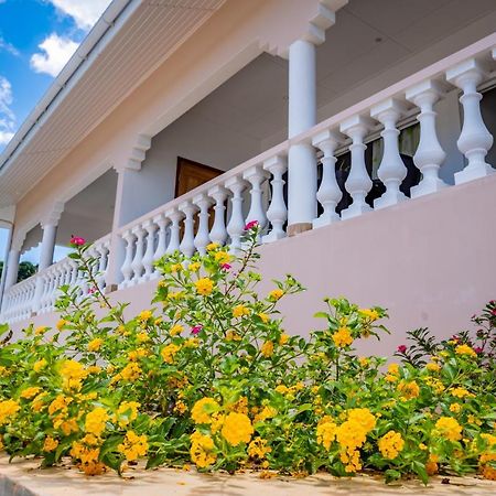 Athara'S Apartment Baie Sainte Anne Екстериор снимка
