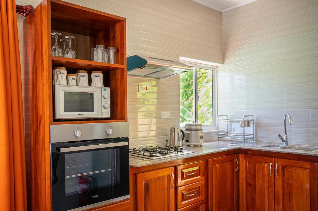 Athara'S Apartment Baie Sainte Anne Екстериор снимка