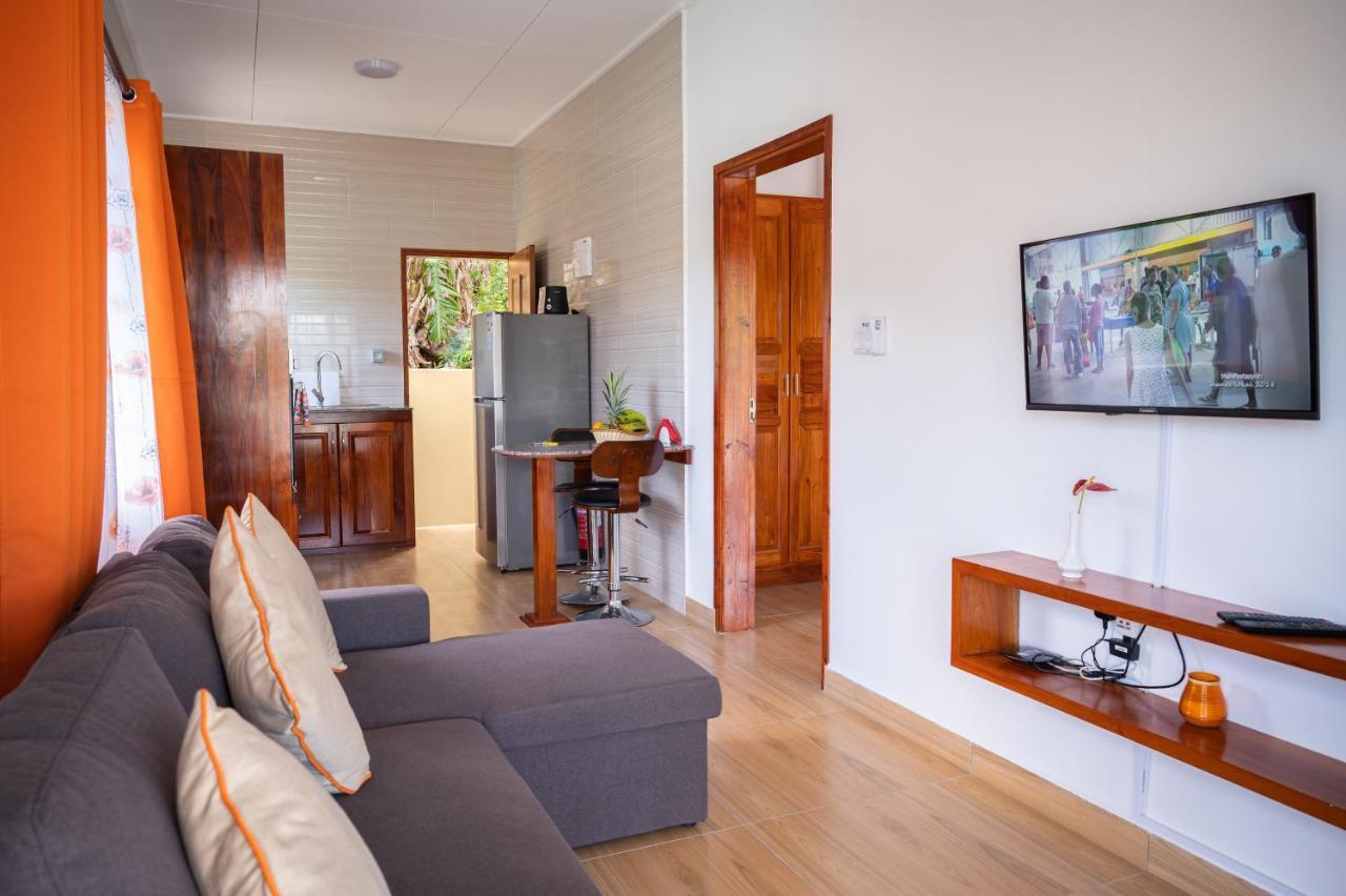 Athara'S Apartment Baie Sainte Anne Екстериор снимка