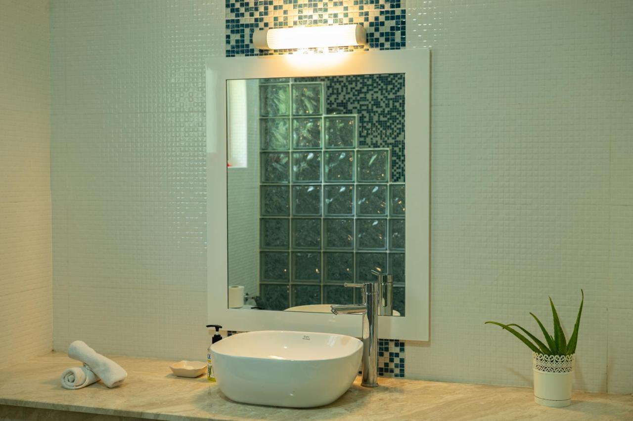 Athara'S Apartment Baie Sainte Anne Екстериор снимка