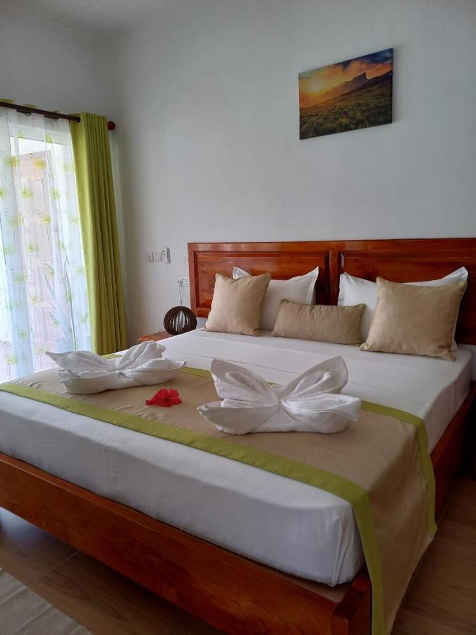 Athara'S Apartment Baie Sainte Anne Екстериор снимка